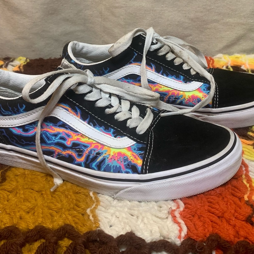 Size 61/2 men’s size 8 women’s. Vans old school electric flame/true white.